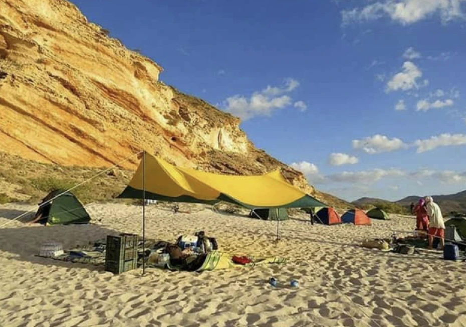 Qalansiyah 해변에서 캠핑