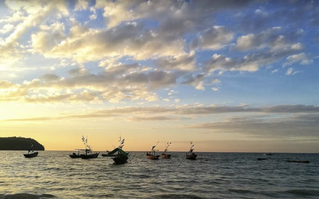 bateaux de pêche à la plage de Ngapali