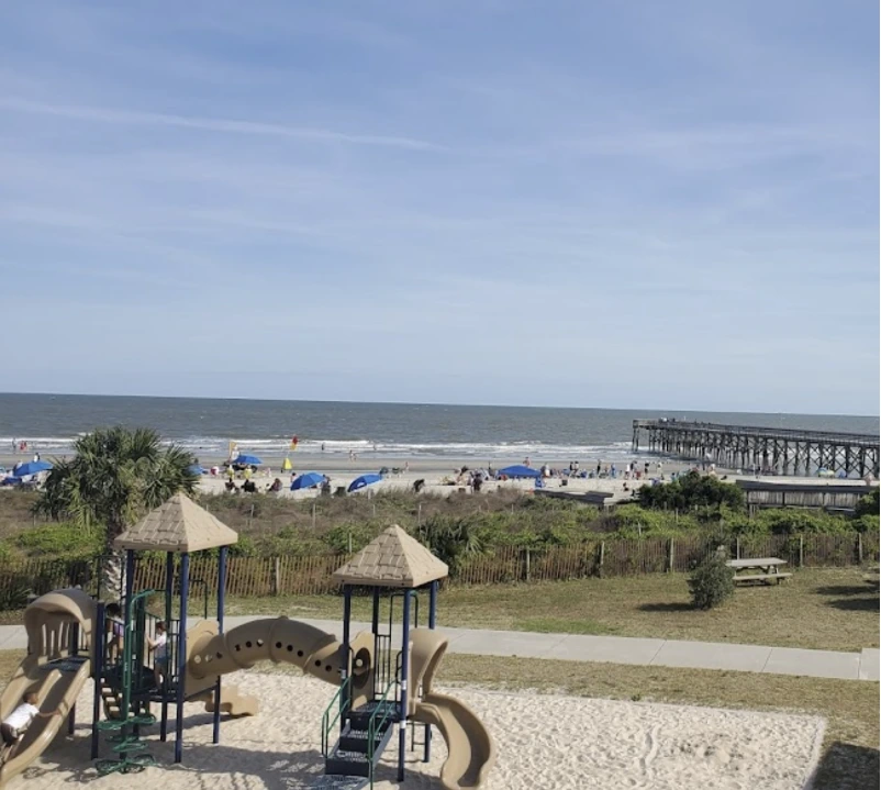 детская игровая площадка на пляже Isle of Palms Beach