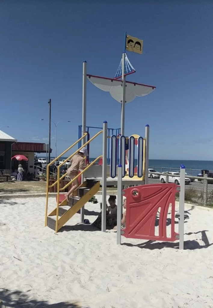 детская игровая площадка на пляже Янчеп