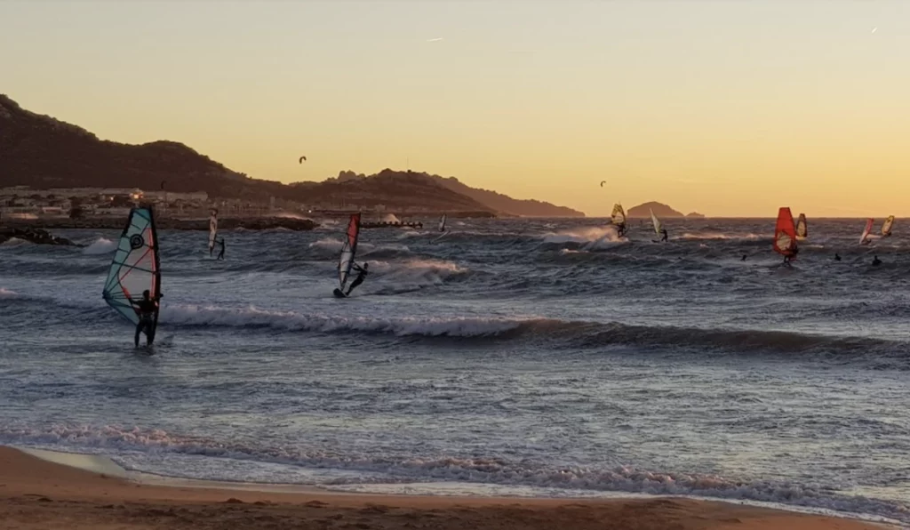 Prado Plajı'nda rüzgar sörfü