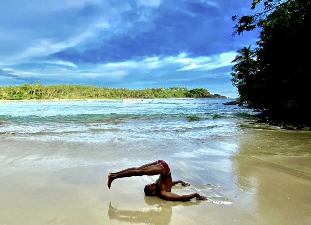 йога на пляже Хирикетия