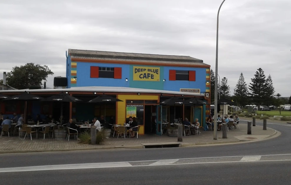 Deep blue cafe at Moana Beach