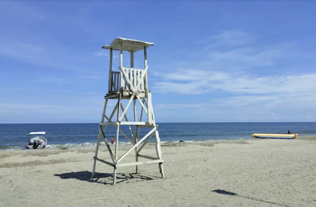 Penjaga pantai di Playa Municipal de Tela