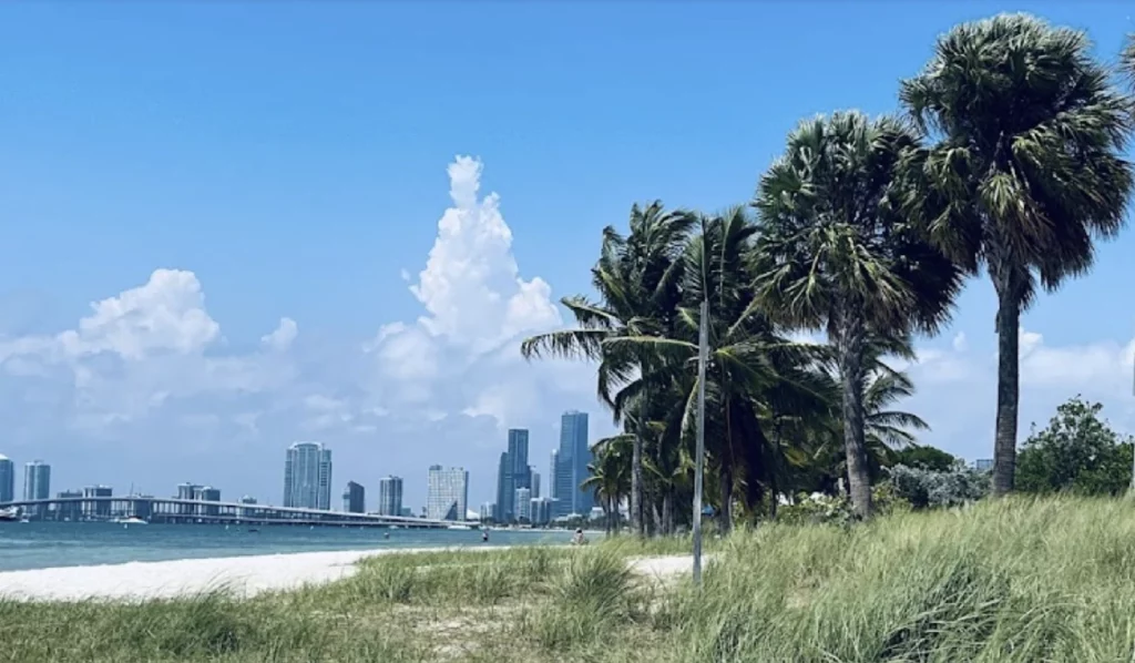 Vue du centre-ville de Miami depuis Key Biscayne Beach