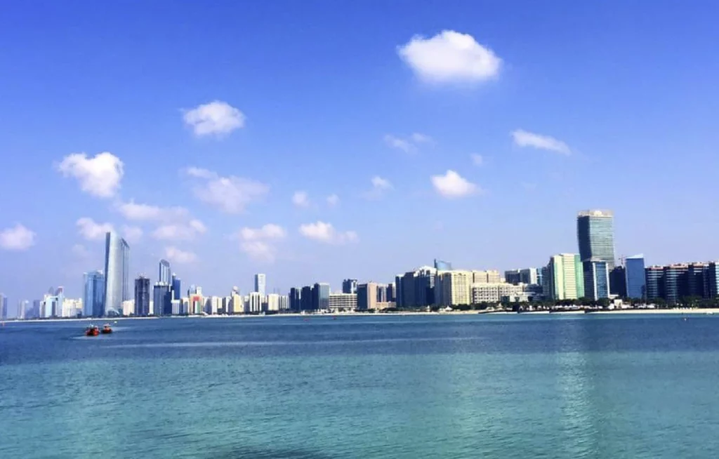 ville d'Abu Dhabi et plage de la Corniche