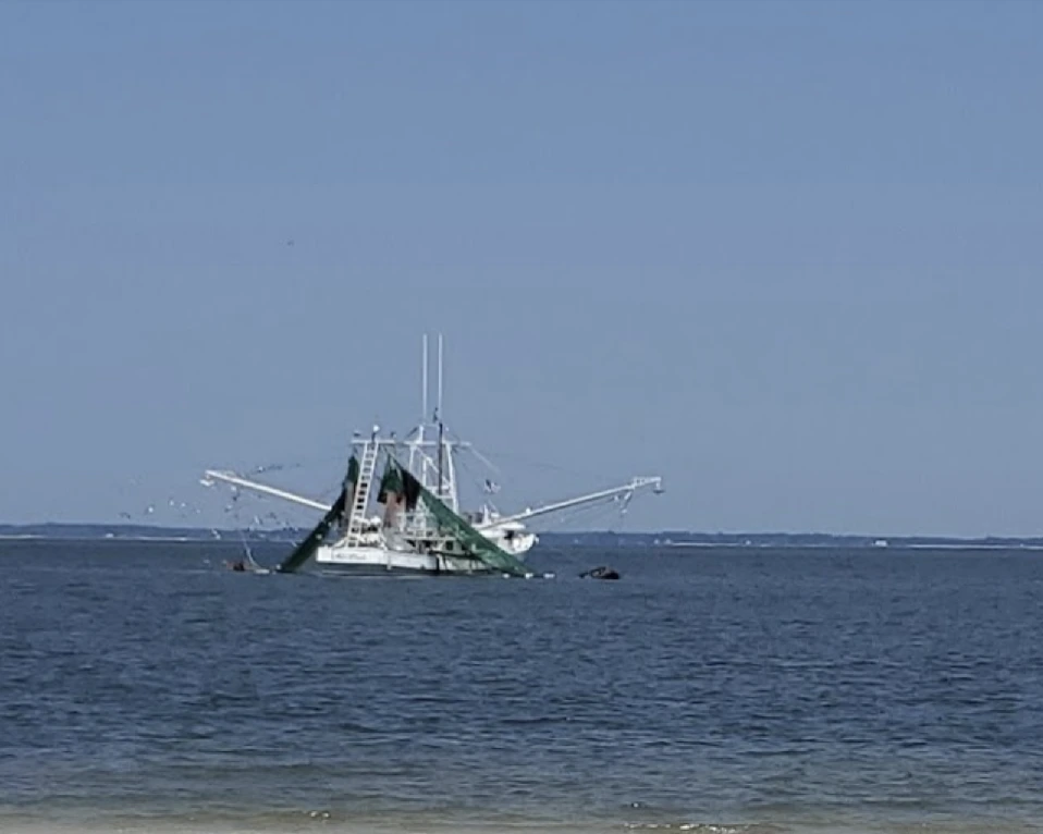 Barco de pesca en la playa de St. Catherines