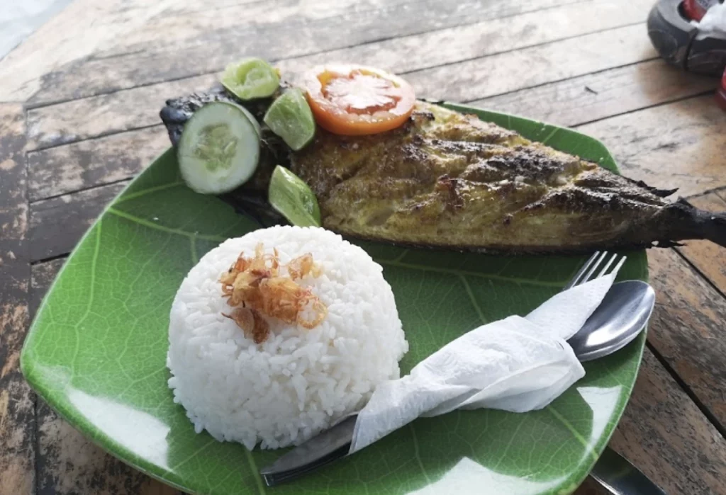 fritar peixe com arroz na Crystal Bay Nusa Penida