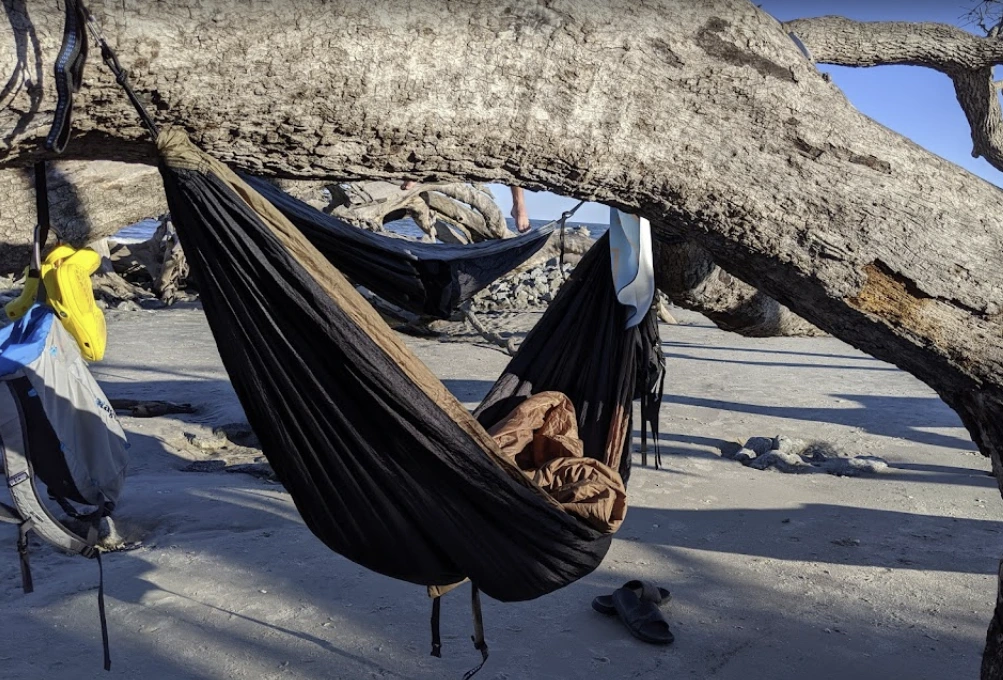 Dormir en hamaca en Driftwood Beach