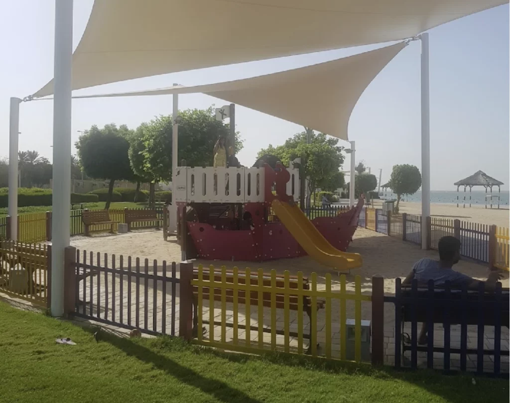 детская игровая площадка на пляже Аль Батин