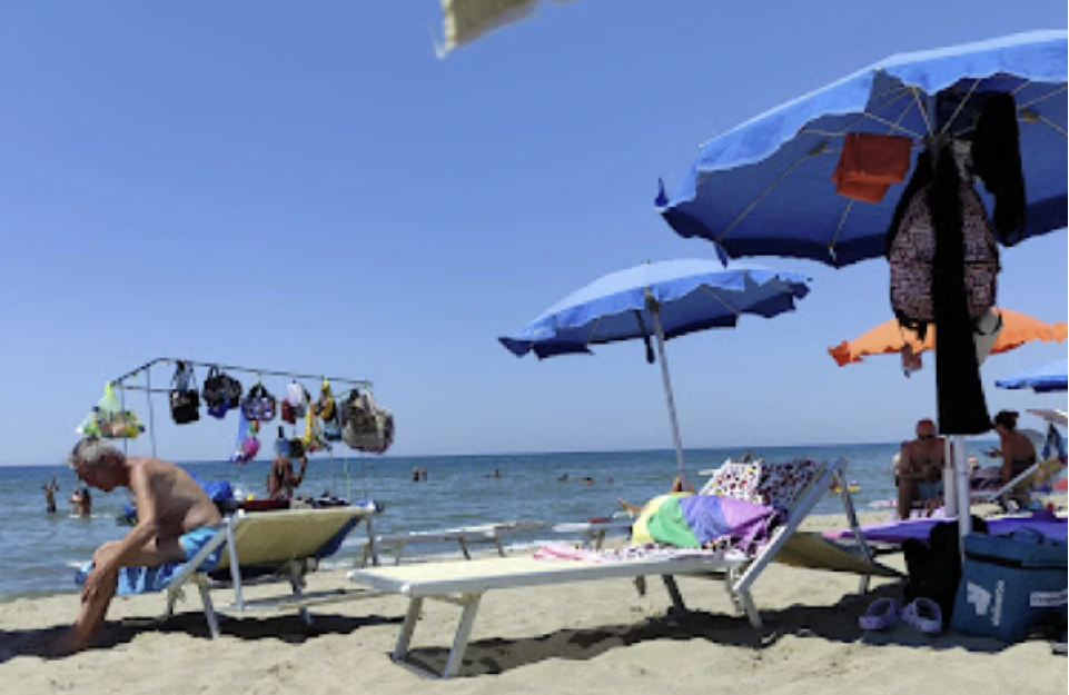 chaises longues à la plage de la Pelote
