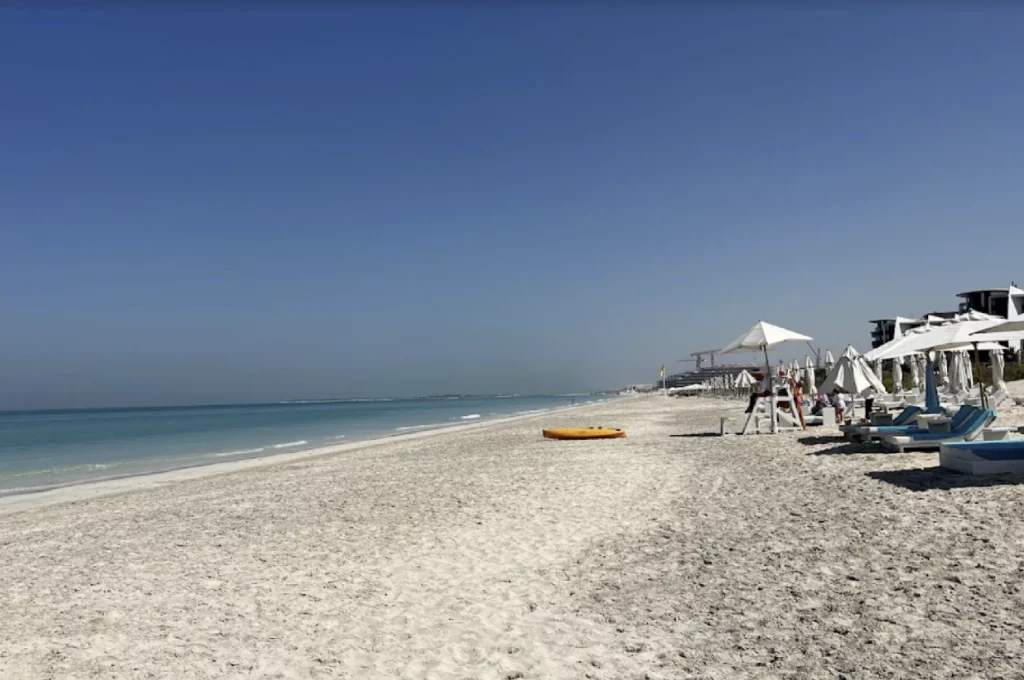 espreguiçadeiras na praia de Saadiyat