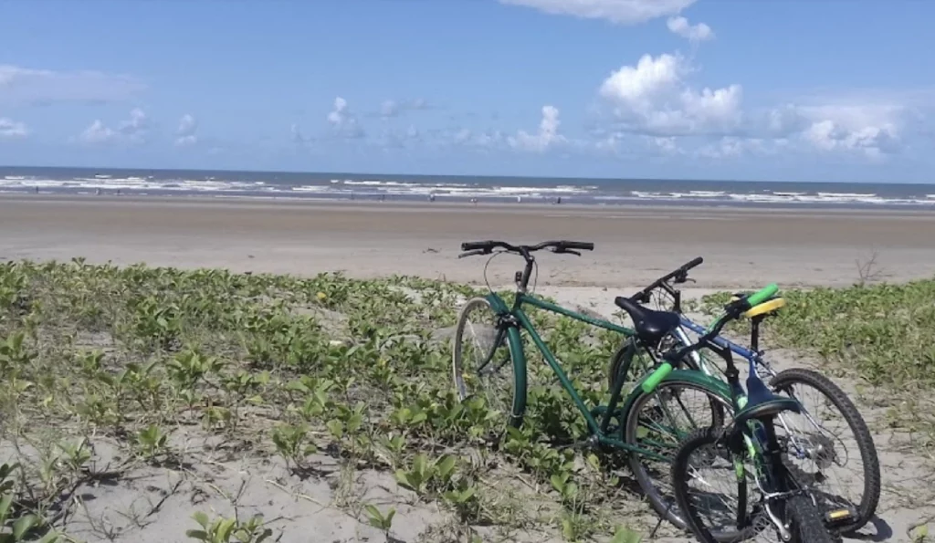 Bicicleta en la playa de Zalala