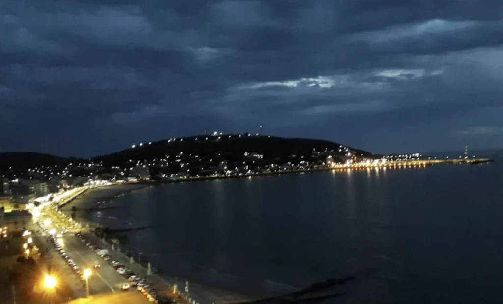 شاطئ بيريابوليس في الليل