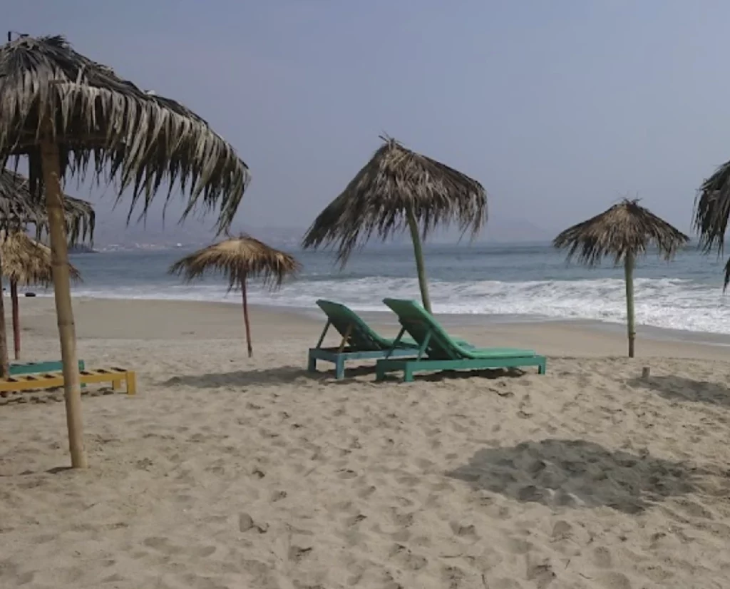 蓬塔羅卡斯海灘酒店的日光浴床