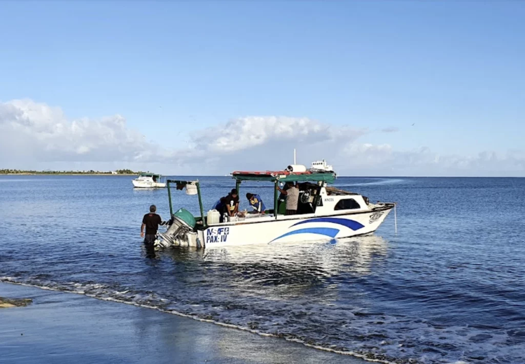 bateau de pêche à la plage de Wailoaloa