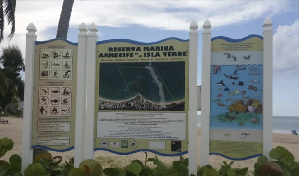 tabel info di Pantai Isla Verde