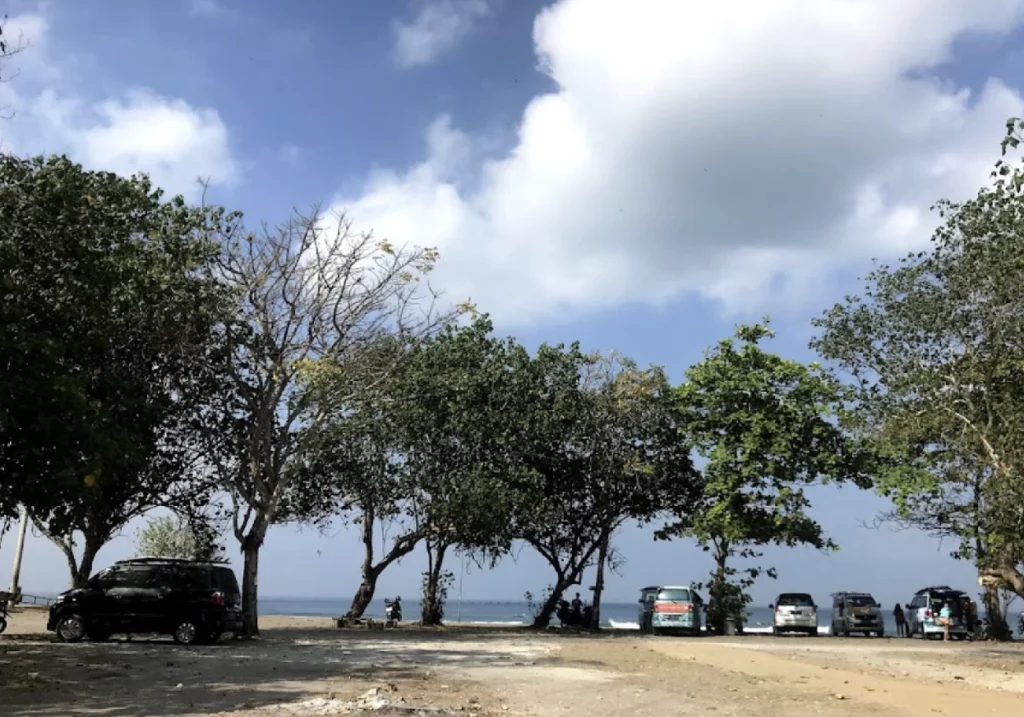 Parken am Strand von Kedungu
