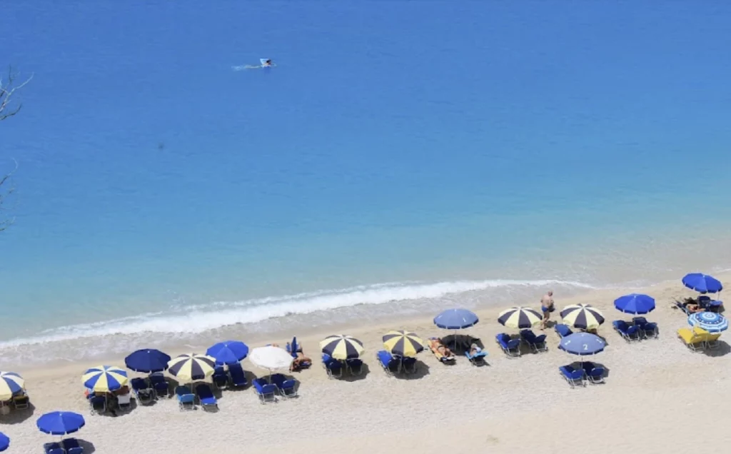 佩夫庫利亞海灘的日光浴床