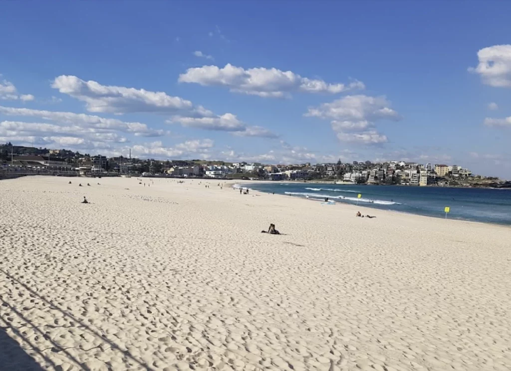 شاطئ بوندي في أبريل