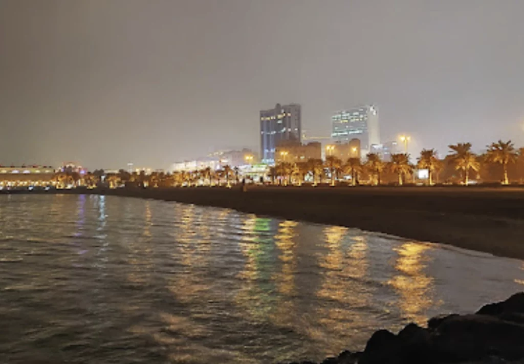 Пляж Фахахель ночью
