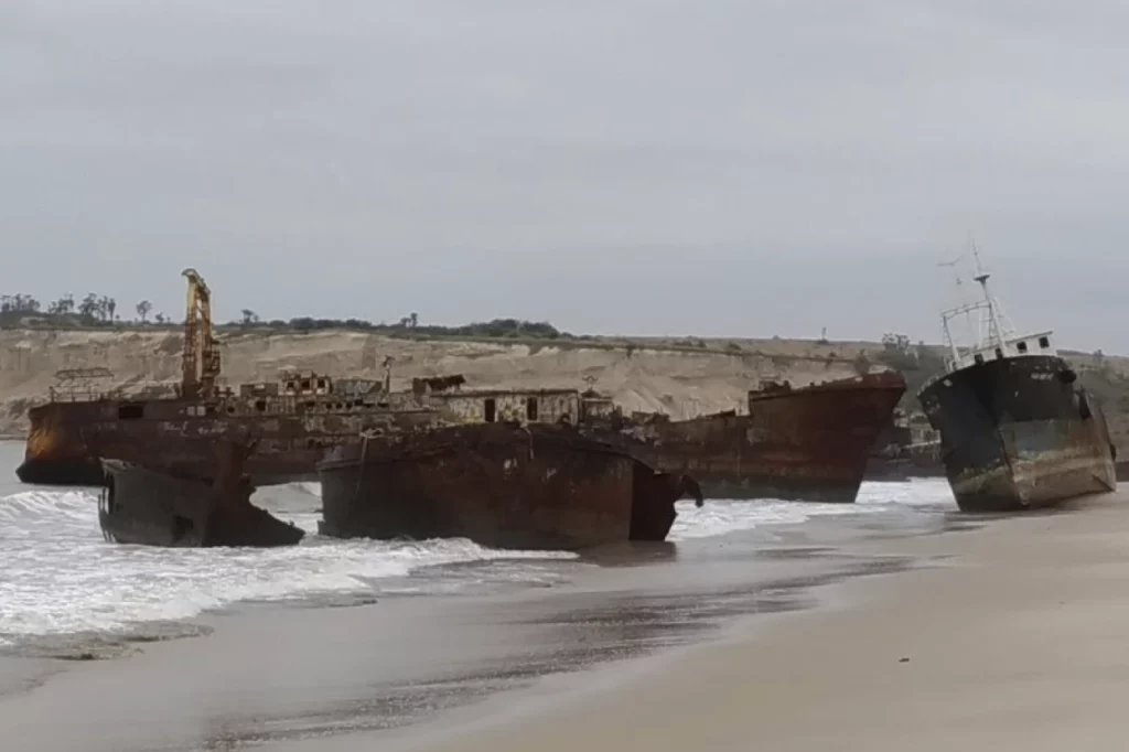 Cimetière de bateaux à Praia do Sarico