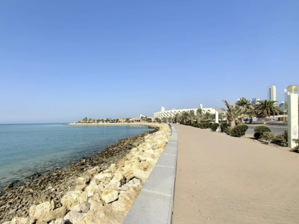 passeio pela costa na praia de Shuwaikh