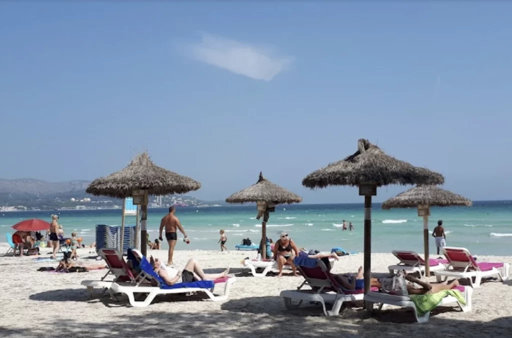 Sonnenbänke am Playa De Muro