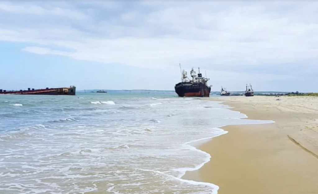 sunken ships at Praia do Sarico
