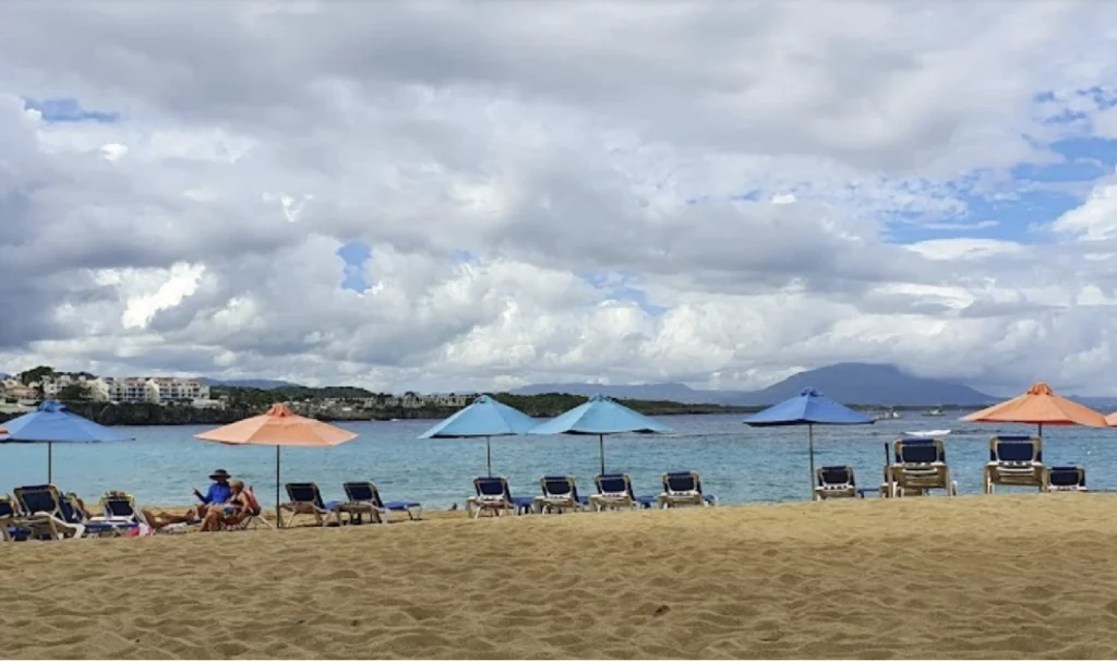 chaises longues à la plage de Sosua