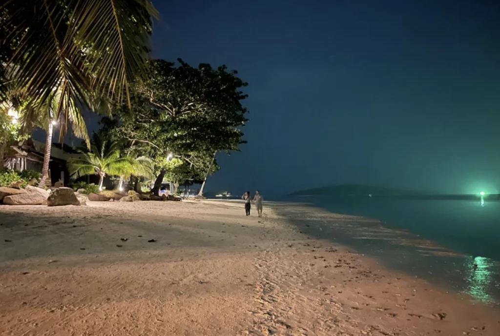 Пляж Чавенг ночью
