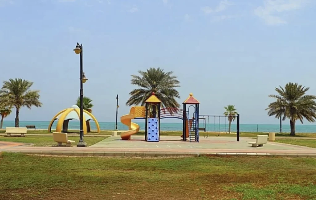 Ras Tanura Plajı'nda çocuk oyun alanı