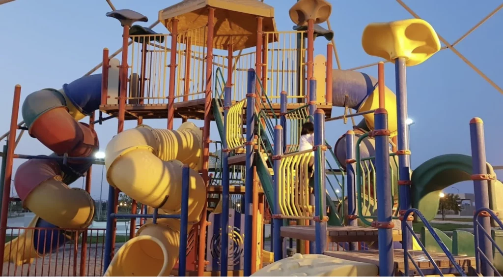 aire de jeux pour enfants à Sadaf Beach